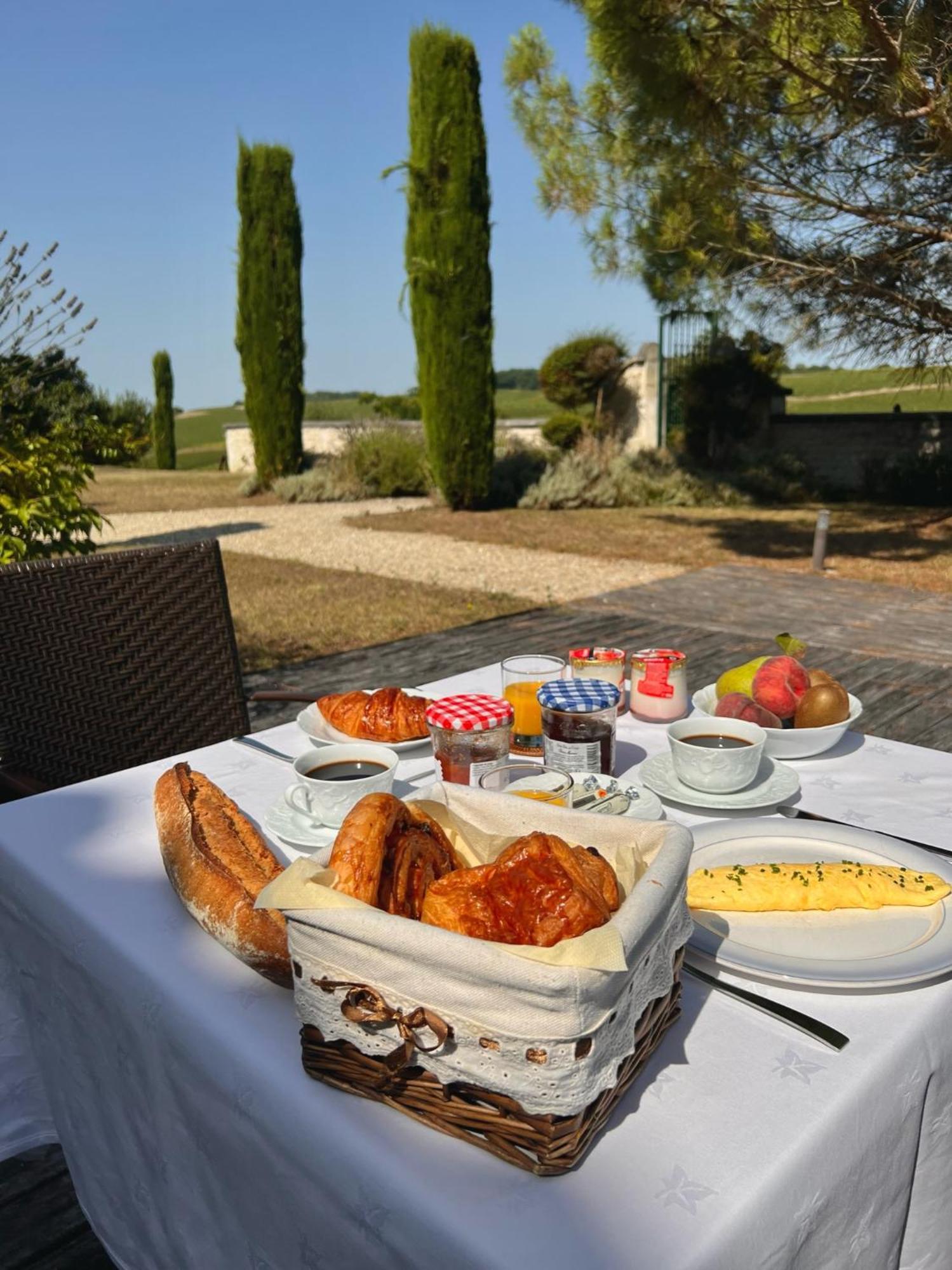 Le Relais De Saint-Preuil, The Originals Relais Vignes Du Cognac Hotel Bagian luar foto